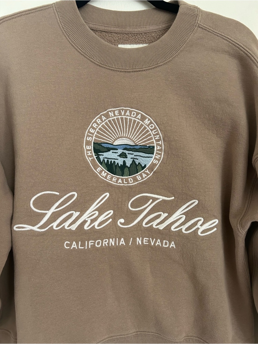 Abercrombie & Fitch Lake Tahoe Embroidered Crewneck Sweatshirt Size Medium - Picture 3 of 6